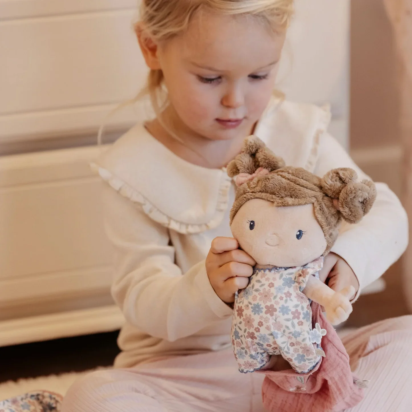 Little Dutch Baby Doll in Basket Rosa - Image 3