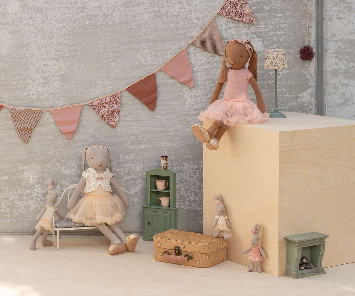 Maileg Bunny size 3, Chocolate brown - Ballet suit and skirt rose - Image 3