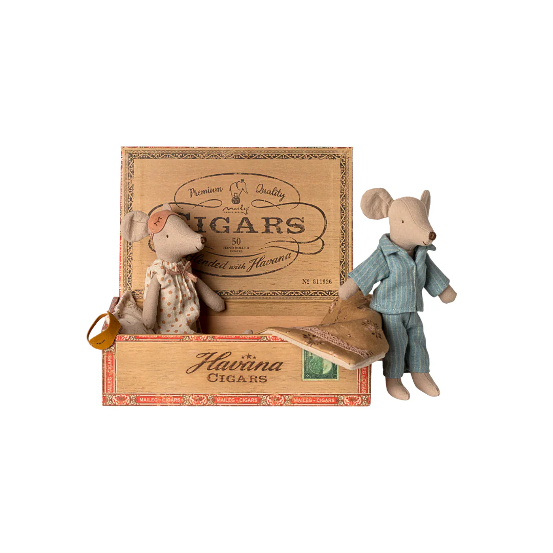 Maileg Mum & Dad mice in cigarbox - Image 2