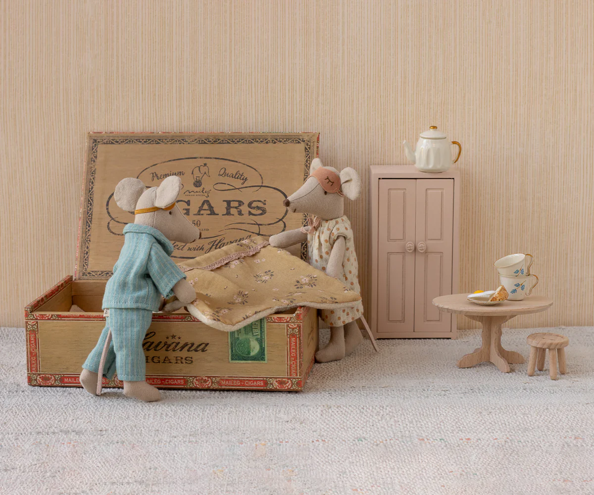 Maileg Mum & Dad mice in cigarbox - Image 3